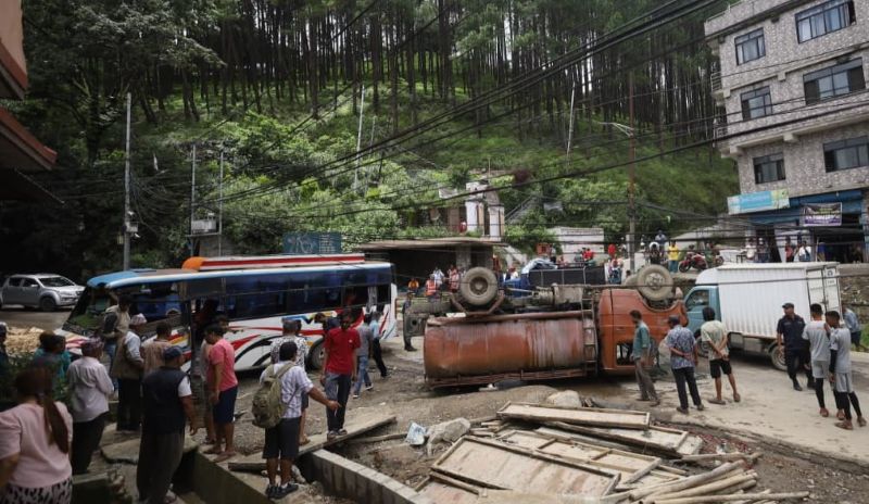 चोभारमा बस, ट्यांकर र मोटरसाइकल ठोक्किएर दुर्घटना, १० जना घाइते