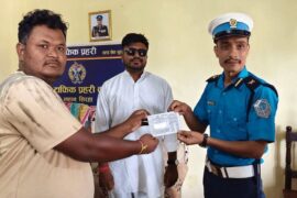 ट्राफिक नियम तोडेका सांसद बब्लु गुप्तालाई गरियो ५०० रुपैयाँ जरिवाना