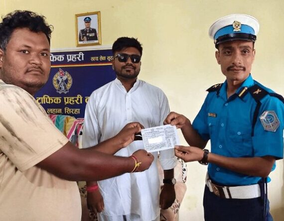 ट्राफिक नियम तोडेका सांसद बब्लु गुप्तालाई गरियो ५०० रुपैयाँ जरिवाना