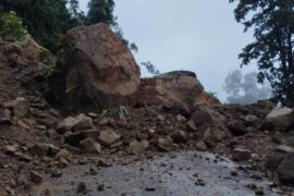पहिरोले मध्यपहाडी लोकमार्ग अवरुद्ध, खुलाउन समय लाग्ने