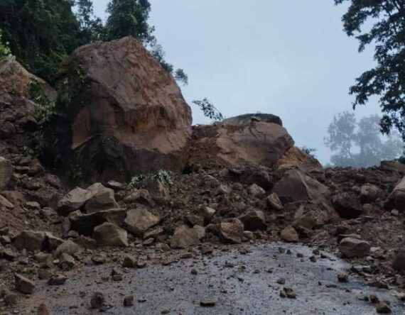 पहिरोले मध्यपहाडी लोकमार्ग अवरुद्ध, खुलाउन समय लाग्ने