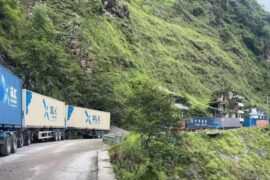 पहिरोले एकसातादेखि तातोपानी नाका ठप्प हुँदा करोडौंका सामान बोकेका कन्टेनर अलपत्र