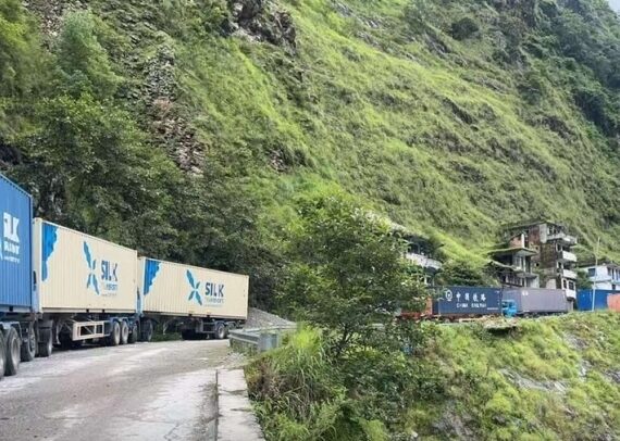 पहिरोले एकसातादेखि तातोपानी नाका ठप्प हुँदा करोडौंका सामान बोकेका कन्टेनर अलपत्र