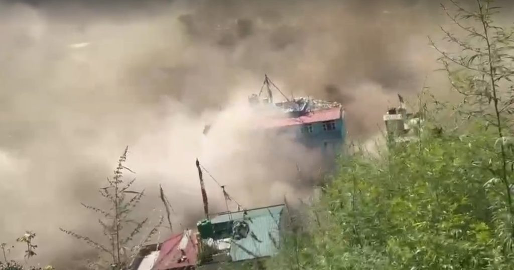 रसुवा बाढीमा मालवाहक सवारीसाधनसहित व्यवसायी र मजदुर सम्पर्कविहीन