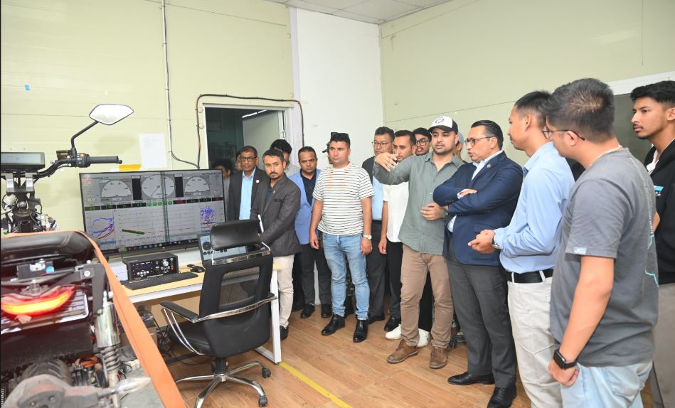 कारखानामै पुगेर अर्थमन्त्रीले गरे नेपालमै बनेको ‘यात्री पीटु’ स्कुटर उत्पादन प्रक्रिया अवलोकन