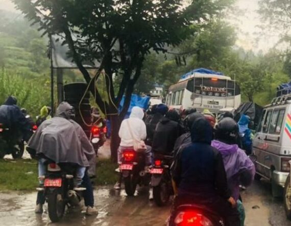 बीपी राजमार्गमा बढ्यो सवारी चाप, मालवाहक गाडीलाई रातिमात्र सञ्चालन गर्न अनुमति