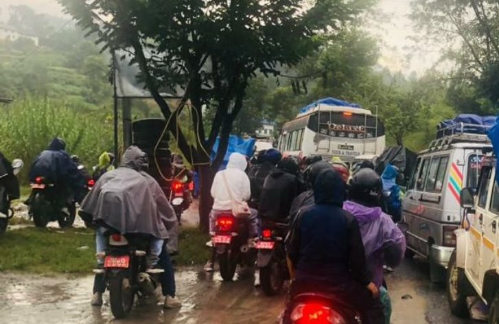 बीपी राजमार्गमा बढ्यो सवारी चाप, मालवाहक गाडीलाई रातिमात्र सञ्चालन गर्न अनुमति