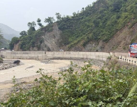 भारी वर्षाको सम्भावनालाई ध्यानमा राख्दै बीपी राजमार्गको निर्माणाधीन ट्रयाकको काम केही दिन स्थगित गरिने