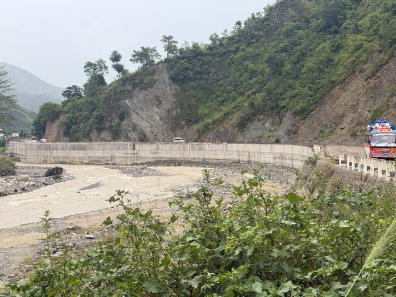 भारी वर्षाको सम्भावनालाई ध्यानमा राख्दै बीपी राजमार्गको निर्माणाधीन ट्रयाकको काम केही दिन स्थगित गरिने