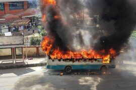 त्रिपुरेश्वरमा बस आगलागी: चालकले नै आगो लगाएको आशंका