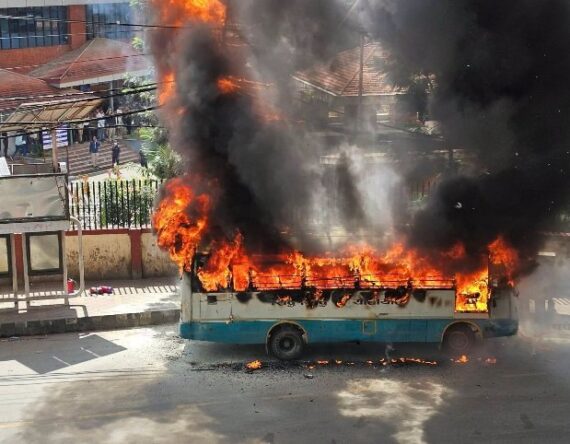त्रिपुरेश्वरमा बस आगलागी: चालकले नै आगो लगाएको आशंका