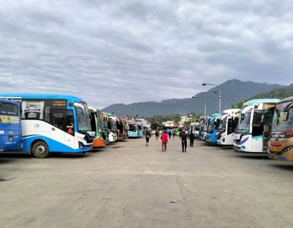 काठमाडौँ जोड्ने राजमार्ग बन्दः रोकिए सार्वजनिक बस