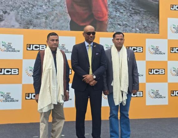 बाढी पश्चातको उद्धारमा साहस देखाउने राउत र अधिकारीलाई जेसीबी इन्डियाको सम्मान