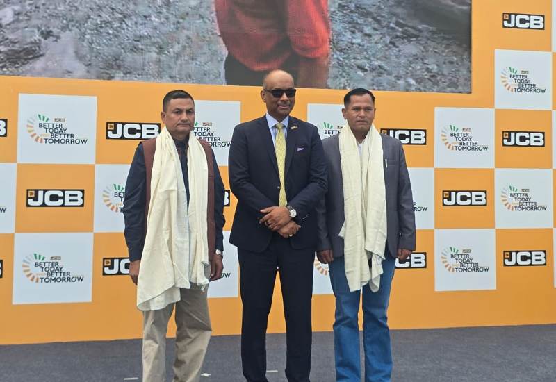 बाढी पश्चातको उद्धारमा साहस देखाउने राउत र अधिकारीलाई जेसीबी इन्डियाको सम्मान