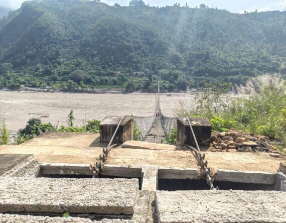 क्षतिग्रस्त १२ वटा झोलुङ्गे पुलहरूको मर्मत कार्य सुरु, २० दिनमै सञ्चालनमा ल्याइने