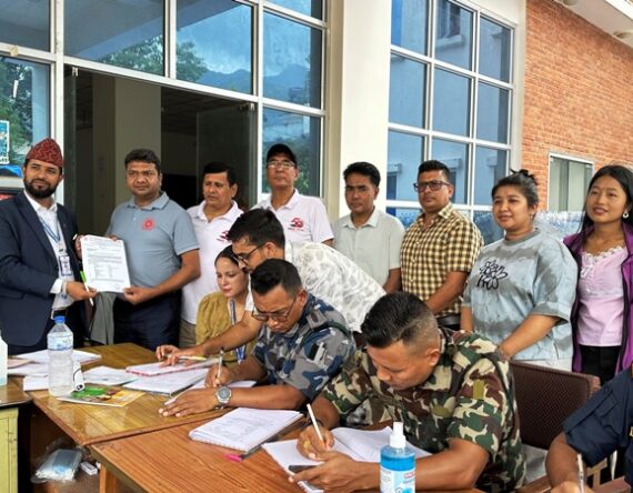 नाडाले हस्तान्तरण ग-यो बाढी पीडितहरुका लागि राहत सामग्री