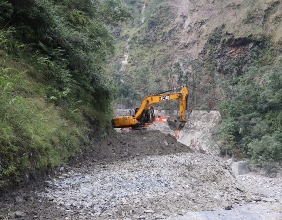 कोरला नाका जोड्ने सडकका विभिन्न खण्डमा मर्मत तीव्र