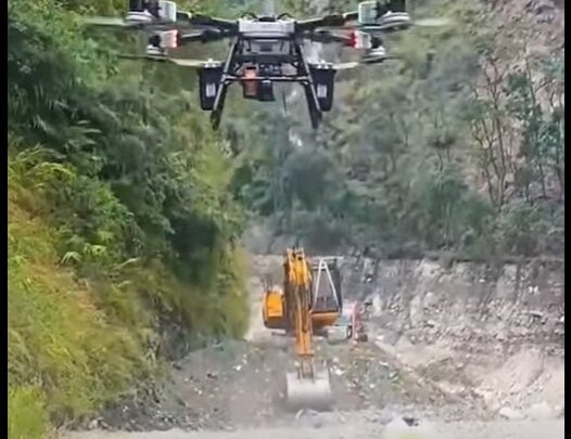 कोरला नाका जोड्ने सडक खुलाउन ड्रोनबाट इन्धन ढुवानी