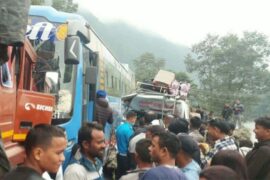कुरिनटारमा ३ वटा सवारी ठोक्किँदा ११ जना घाइते