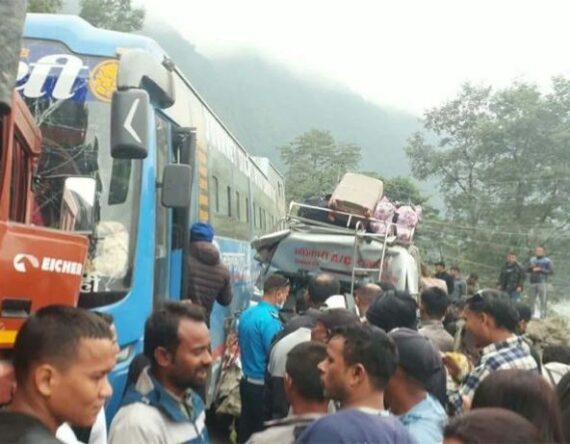कुरिनटारमा ३ वटा सवारी ठोक्किँदा ११ जना घाइते