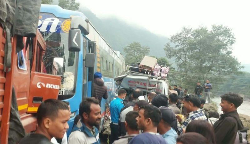 कुरिनटारमा ३ वटा सवारी ठोक्किँदा ११ जना घाइते