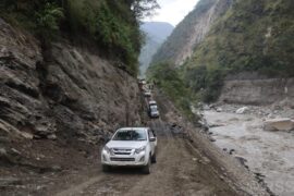 विपद् प्रभावित बेनी–जोमसोम कोरला सडकमा यातायात सञ्चालनमा चुनौती