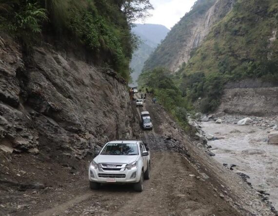 विपद् प्रभावित बेनी–जोमसोम कोरला सडकमा यातायात सञ्चालनमा चुनौती