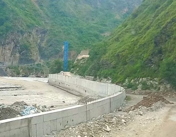 पृथ्वी राजमार्गसहित मुलुकका १२ भन्दा बढी सडक अवरुद्ध