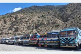 लेतेदेखि कोरलासम्म रोकिएका छन् पाँच सय बढी कन्टेनर, १०० बढी ईभी बसपार्कमा