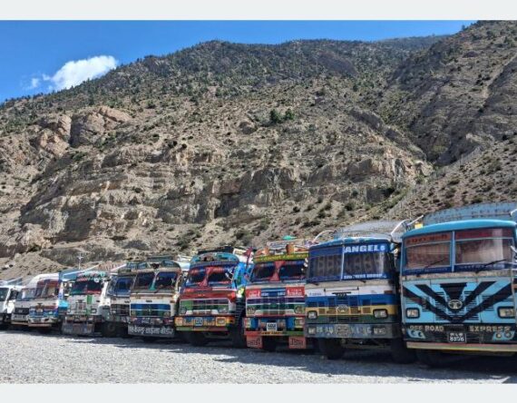 लेतेदेखि कोरलासम्म रोकिएका छन् पाँच सय बढी कन्टेनर, १०० बढी ईभी बसपार्कमा